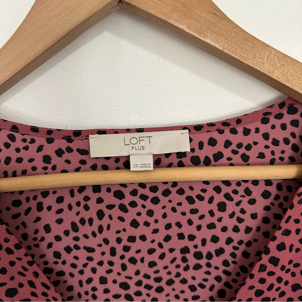 LOFT Dusty‎ Pink Animal Print Sleeveless Blouse V Neck size 20 - Picture 3 of 6